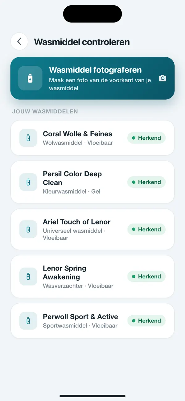 Lijst met opgeslagen wasmiddelen in WashGuard, elk herkend via een foto
